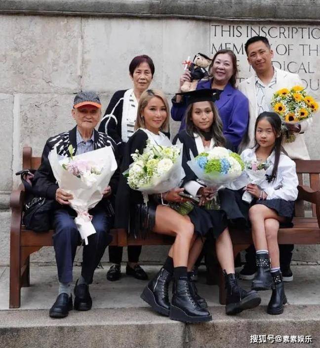洗米华父母露面，洗米嫂捧鲜花出席大女儿的毕业典礼
