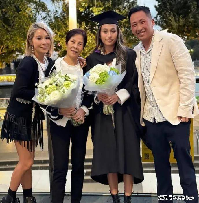 洗米华父母露面，洗米嫂捧鲜花出席大女儿的毕业典礼