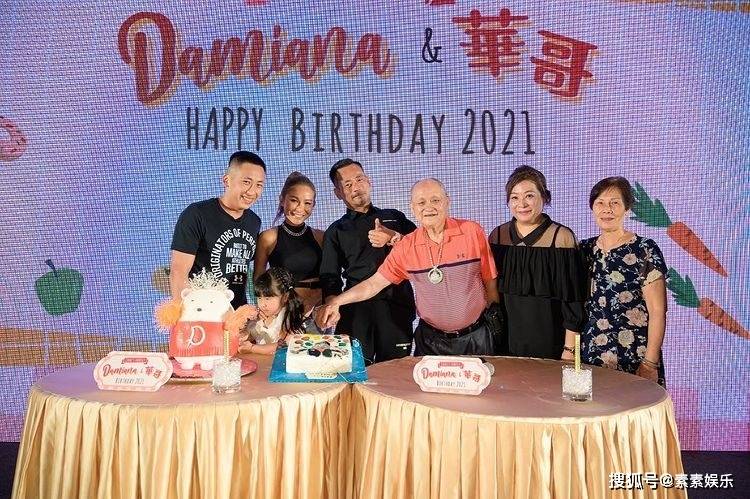 洗米华父母露面，洗米嫂捧鲜花出席大女儿的毕业典礼