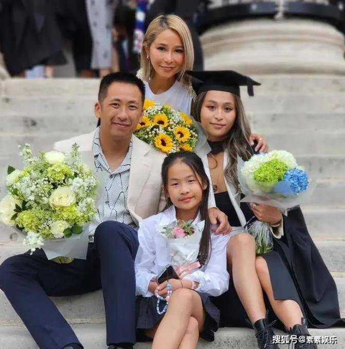 洗米华父母露面，洗米嫂捧鲜花出席大女儿的毕业典礼