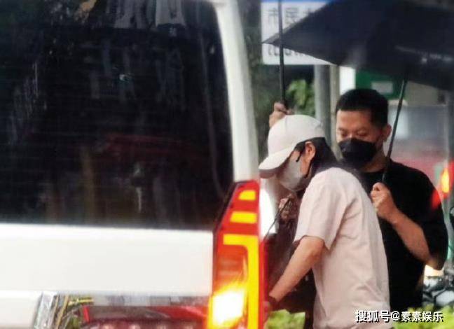 洗米华父母露面，洗米嫂捧鲜花出席大女儿的毕业典礼