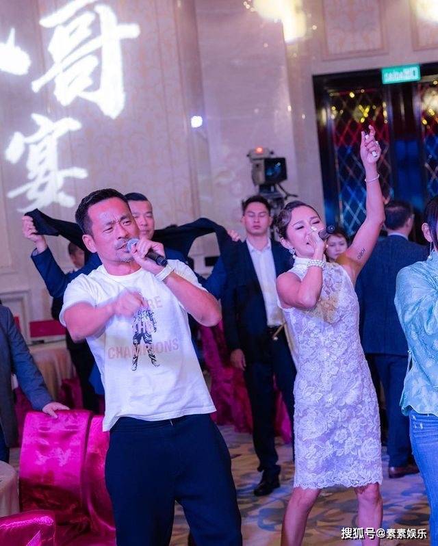 洗米华父母露面，洗米嫂捧鲜花出席大女儿的毕业典礼