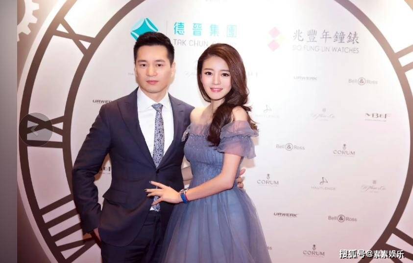洗米华父母露面，洗米嫂捧鲜花出席大女儿的毕业典礼