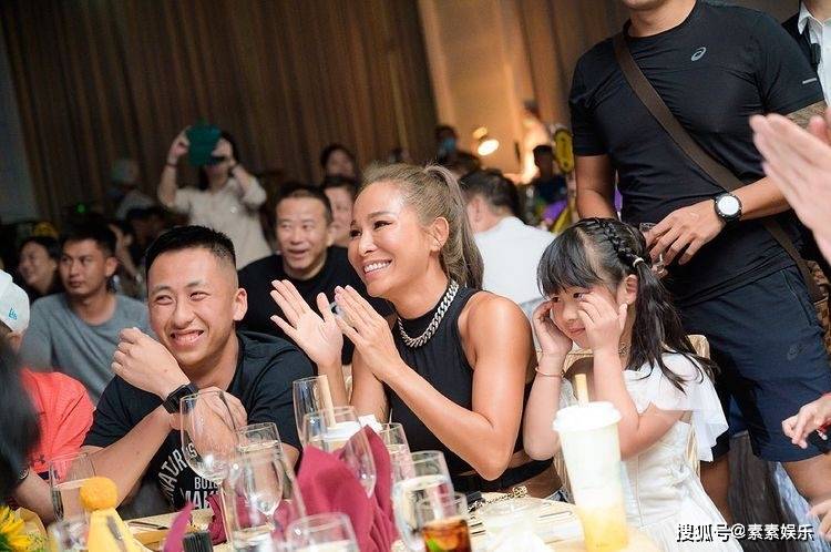 洗米华父母露面，洗米嫂捧鲜花出席大女儿的毕业典礼