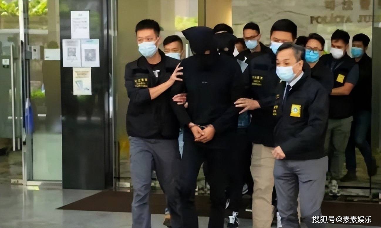 洗米华父母露面，洗米嫂捧鲜花出席大女儿的毕业典礼