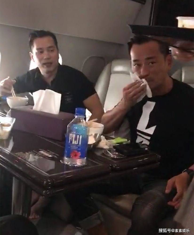 洗米华父母露面，洗米嫂捧鲜花出席大女儿的毕业典礼